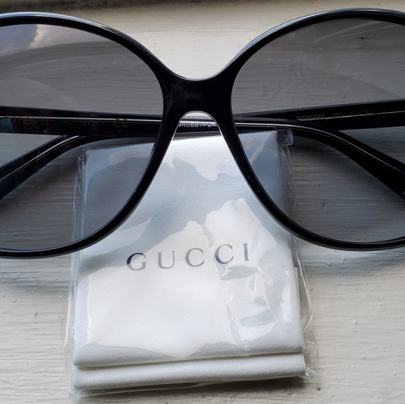 ❌SOLD❌Gucci sunglasses authentic - Picture 2 of 9